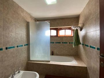 Casa con local en venta