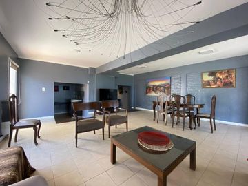 Casa con local en venta