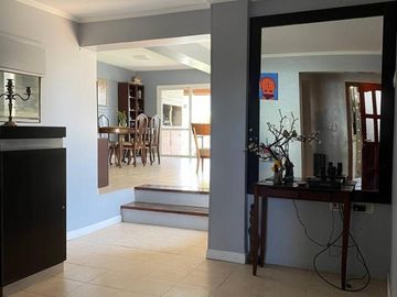 Casa con local en venta