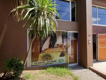 Casa con local en venta