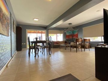 Casa con local en venta