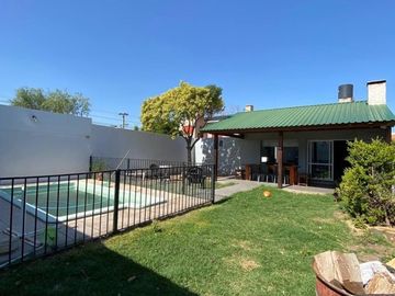 Casa con local en venta