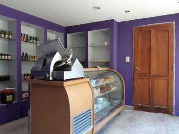 Casa con local en venta