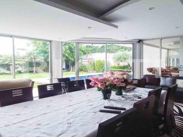 En venta casa con piscina en Urb privada Cumbayá sector Santa Lucía