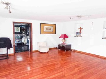 En venta casa con piscina en Urb privada Cumbayá sector Santa Lucía