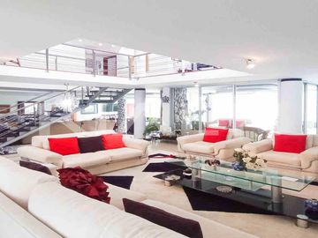 En venta casa con piscina en Urb privada Cumbayá sector Santa Lucía