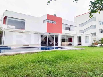 En venta casa con piscina en Urb privada Cumbayá sector Santa Lucía