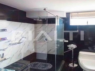 En venta casa con piscina en Urb privada Cumbayá sector Santa Lucía