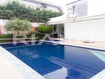 En venta casa con piscina en Urb privada Cumbayá sector Santa Lucía