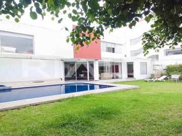 En venta casa con piscina en Urb privada Cumbayá sector Santa Lucía