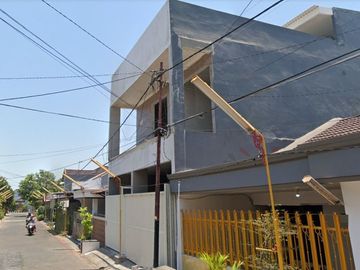 Rumah Baru 3 Lantai di Jalan Mulyosari Tengah Kota Surabaya