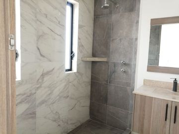 Se Vende Casa en Pedregal de Schoenstatt,  4ta Recamara en PB, Roof Garden, Lujo