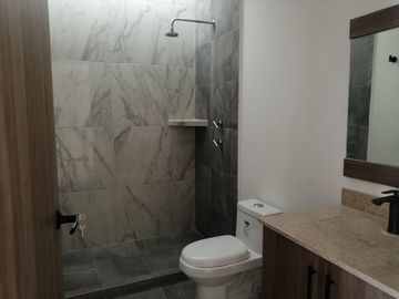 Se Vende Casa en Pedregal de Schoenstatt,  4ta Recamara en PB, Roof Garden, Lujo