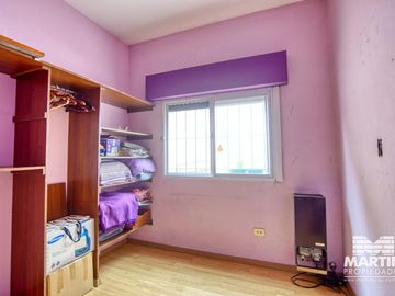 Casa 5 ambientes, suite, playroom, cochera x 2, jardín y patio.