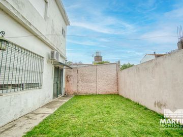 Casa 5 ambientes, suite, playroom, cochera x 2, jardín y patio.