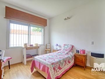 Casa 5 ambientes, suite, playroom, cochera x 2, jardín y patio.