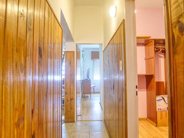 Casa 5 ambientes, suite, playroom, cochera x 2, jardín y patio.