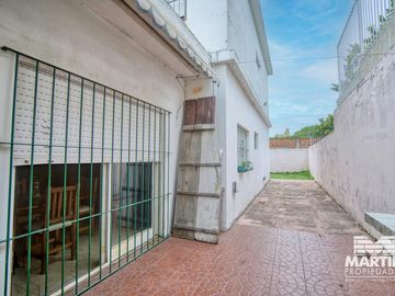 Casa 5 ambientes, suite, playroom, cochera x 2, jardín y patio.