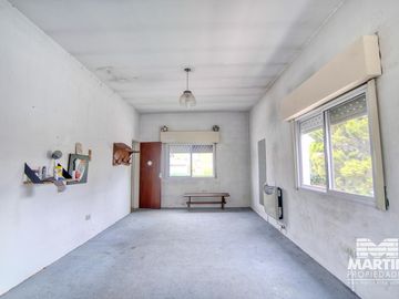 Casa 5 ambientes, suite, playroom, cochera x 2, jardín y patio.