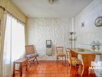 Casa 5 ambientes, suite, playroom, cochera x 2, jardín y patio.