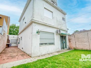Casa 5 ambientes, suite, playroom, cochera x 2, jardín y patio.
