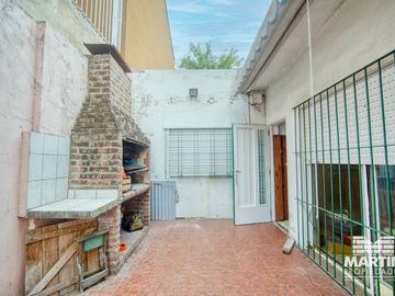 Casa 5 ambientes, suite, playroom, cochera x 2, jardín y patio.