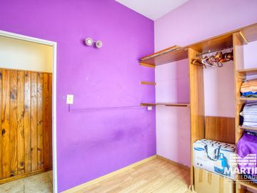 Casa 5 ambientes, suite, playroom, cochera x 2, jardín y patio.