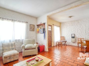 Casa 5 ambientes, suite, playroom, cochera x 2, jardín y patio.