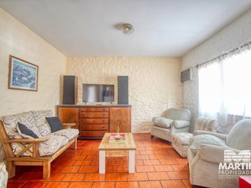 Casa 5 ambientes, suite, playroom, cochera x 2, jardín y patio.