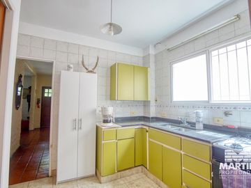Casa 5 ambientes, suite, playroom, cochera x 2, jardín y patio.