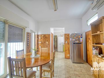 Casa 5 ambientes, suite, playroom, cochera x 2, jardín y patio.
