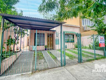 Casa 5 ambientes, suite, playroom, cochera x 2, jardín y patio.