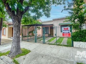 Casa 5 ambientes, suite, playroom, cochera x 2, jardín y patio.
