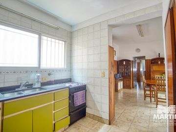 Casa 5 ambientes, suite, playroom, cochera x 2, jardín y patio.
