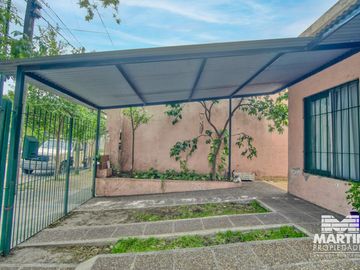 Casa 5 ambientes, suite, playroom, cochera x 2, jardín y patio.