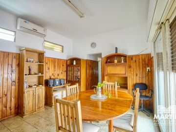 Casa 5 ambientes, suite, playroom, cochera x 2, jardín y patio.