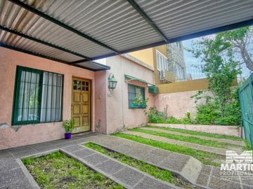 Casa 5 ambientes, suite, playroom, cochera x 2, jardín y patio.