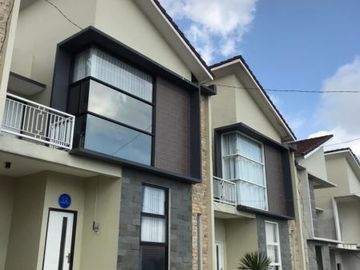 Di jual murah rumah berkonsep villa di kota batu