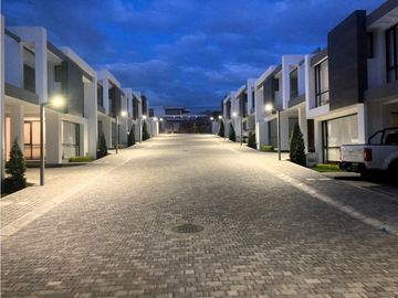 CASAS INDEPENDIENTES EN VENTA EN TUMBACO (CB)