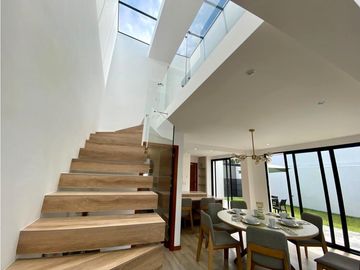 CASAS INDEPENDIENTES EN VENTA EN TUMBACO (CB)