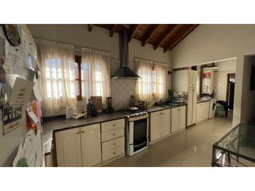 VENDE CASA EN BOMBAL SUR GODOY CRUZ ( barrio Arizu )