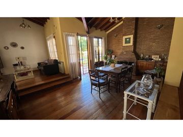 VENDE CASA EN BOMBAL SUR GODOY CRUZ ( barrio Arizu )