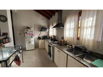 VENDE CASA EN BOMBAL SUR GODOY CRUZ ( barrio Arizu )