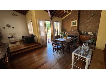 VENDE CASA EN BOMBAL SUR GODOY CRUZ ( barrio Arizu )
