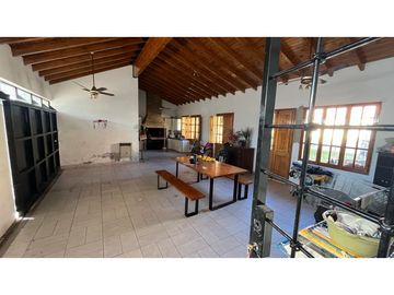 VENDE CASA EN BOMBAL SUR GODOY CRUZ ( barrio Arizu )