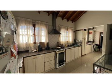 VENDE CASA EN BOMBAL SUR GODOY CRUZ ( barrio Arizu )