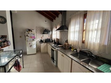 VENDE CASA EN BOMBAL SUR GODOY CRUZ ( barrio Arizu )