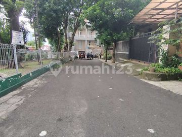 Rumah Lama Butuh Renovasi Dekat Area Bisnis di Radio Dalam