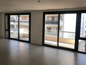 PISO EN PLAZA MITRE CON DOBLE COCHERA Y BAULERA