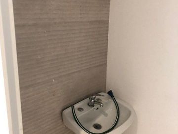 PISO EN PLAZA MITRE CON DOBLE COCHERA Y BAULERA